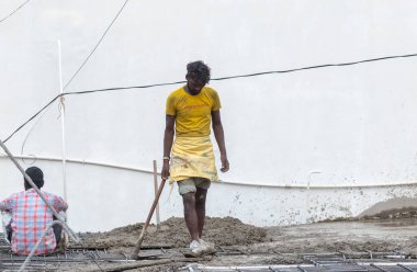 GHAZIABAD, UTTAR PRADESH, Hindistan - Ekim 2021: İnşaat alanında çalışan tanımlanamayan Hintli erkek işçiler.  