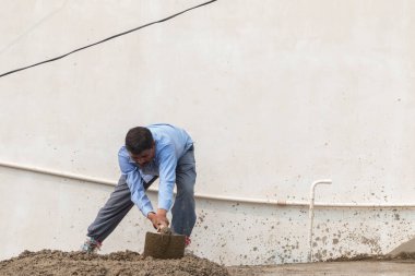 GHAZIABAD, UTTAR PRADESH, Hindistan - Ekim 2021: İnşaat alanında çalışan tanımlanamayan Hintli erkek işçiler.  