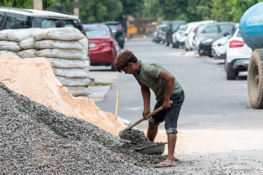 GHAZIABAD, UTTAR PRADESH, Hindistan - Ekim 2021: İnşaat alanında çalışan tanımlanamayan Hintli erkek işçiler.  