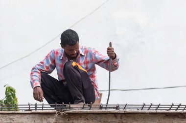 GHAZIABAD, UTTAR PRADESH, Hindistan - Ekim 2021: İnşaat alanında çalışan tanımlanamayan Hintli erkek işçiler.  