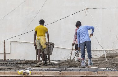 GHAZIABAD, UTTAR PRADESH, Hindistan - Ekim 2021: İnşaat alanında çalışan tanımlanamayan Hintli erkek işçiler.  