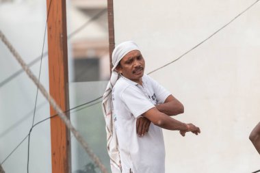 GHAZIABAD, UTTAR PRADESH, Hindistan - Ekim 2021: İnşaat alanında çalışan tanımlanamayan Hintli erkek işçiler.  