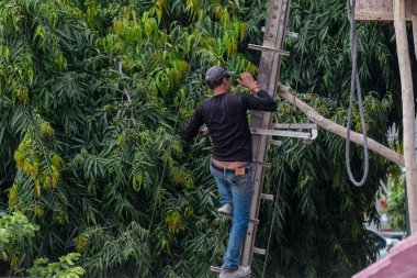 GHAZIABAD, UTTAR PRADESH, Hindistan - Ekim 2021: İnşaat alanında çalışan tanımlanamayan Hintli erkek işçiler.  