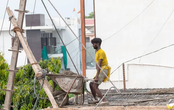 GHAZIABAD, UTTAR PRADESH, Hindistan - Ekim 2021: İnşaat alanında çalışan tanımlanamayan Hintli erkek işçiler.  