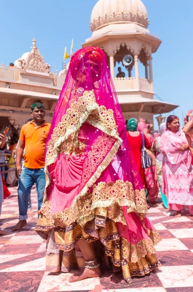 2022年3月 インド ウッタル プラデーシュ州バルサナ バルサナのラダ ラニ寺院でカラフルなドライカラーとダンスで祭りを楽しむ未確認の人々 — ストック写真
