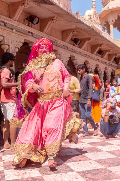2022年3月 インド ウッタル プラデーシュ州バルサナ バルサナのラダ ラニ寺院でカラフルなドライカラーとダンスで祭りを楽しむ未確認の人々 — ストック写真