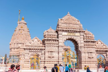 Uttar Pradesh, Hindistan - Mart 2022: Ünlü antik tapınağı ziyaret eden tanımlanamayan insanlar