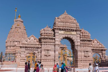 Uttar Pradesh, Hindistan - Mart 2022: Ünlü antik tapınağı ziyaret eden tanımlanamayan insanlar