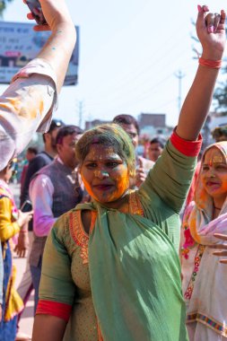 Uttar Pradesh, Hindistan - Mart 2022: Holi festivalinde renkli kuru renklerle eğlenen tanımlanamayan insanlar