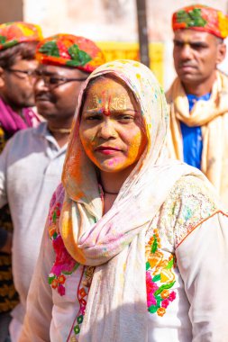 Barsana, Uttar Pradesh, Hindistan - Mart 2022: Holi festivalinin rengarenk kuru renkleriyle tadını çıkaran tanımlanamayan insanlar