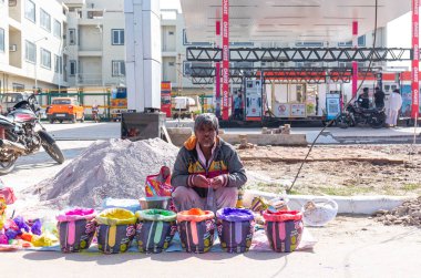 Barsana, Uttar Pradesh, Hindistan - Mart 2022: Holi festivalinin rengarenk kuru renkleriyle tadını çıkaran tanımlanamayan insanlar