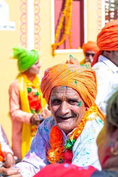 印度北方邦 2022年3月 身份不明的人们以五彩缤纷的干色享受着完整的节日 — 图库照片
