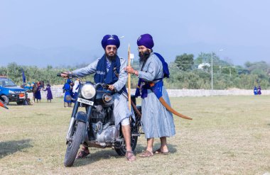 Anandpur Sahib, Punjab, Hindistan - Mart 2022: Holi Festivali 'nde Hola Mohalla kutlamaları sırasında sih erkek (Nihang Sardar) portresi.