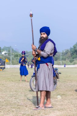 Anandpur Sahib, Punjab, Hindistan - Mart 2022: Holi Festivali 'nde Hola Mohalla kutlamaları sırasında sih erkek (Nihang Sardar) portresi.