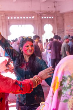 Barsana, Uttar Pradesh, Hindistan - Mart 2022: Barsana şehrinin sokaklarında renkli Holi festivalini kutlayan Hint Hindu insanların portresi.