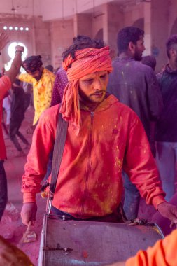 Barsana, Uttar Pradesh, Hindistan - Mart 2022: Barsana şehrinin sokaklarında renkli Holi festivalini kutlayan Hint Hindu insanların portresi.