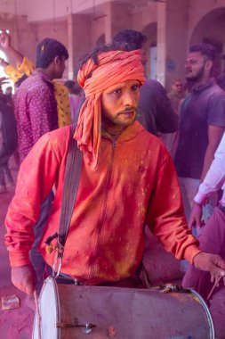 Barsana, Uttar Pradesh, Hindistan - Mart 2022: Barsana şehrinin sokaklarında renkli Holi festivalini kutlayan Hint Hindu insanların portresi.