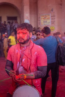 Barsana, Uttar Pradesh, Hindistan - Mart 2022: Barsana şehrinin sokaklarında renkli Holi festivalini kutlayan Hint Hindu insanların portresi.