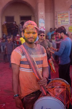 Barsana, Uttar Pradesh, Hindistan - Mart 2022: Barsana şehrinin sokaklarında renkli Holi festivalini kutlayan Hint Hindu insanların portresi.