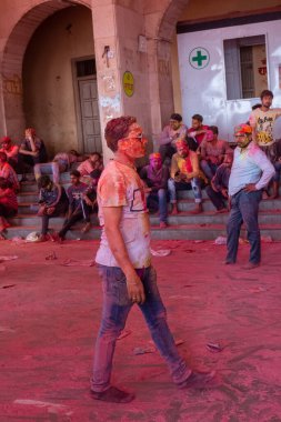 Barsana, Uttar Pradesh, Hindistan - Mart 2022: Barsana şehrinin sokaklarında renkli Holi festivalini kutlayan Hint Hindu insanların portresi.