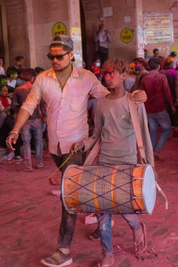 Barsana, Uttar Pradesh, Hindistan - Mart 2022: Barsana şehrinin sokaklarında renkli Holi festivalini kutlayan Hint Hindu insanların portresi.
