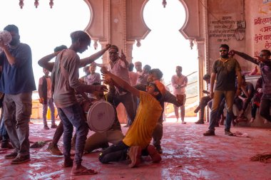 Barsana, Uttar Pradesh, Hindistan - Mart 2022: Barsana şehrinin sokaklarında renkli Holi festivalini kutlayan Hint Hindu insanların portresi.