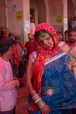 Barsana, Uttar Pradesh, Hindistan - Mart 2022: Barsana şehrinin sokaklarında renkli Holi festivalini kutlayan Hint Hindu insanların portresi.