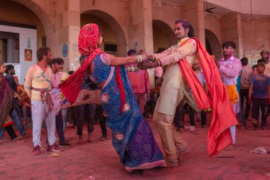Barsana, Uttar Pradesh, Hindistan - Mart 2022: Barsana şehrinin sokaklarında renkli Holi festivalini kutlayan Hint Hindu insanların portresi.