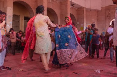 Barsana, Uttar Pradesh, Hindistan - Mart 2022: Barsana şehrinin sokaklarında renkli Holi festivalini kutlayan Hint Hindu insanların portresi.