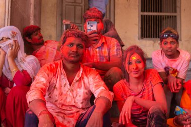 Barsana, Uttar Pradesh, Hindistan - Mart 2022: Barsana şehrinin sokaklarında renkli Holi festivalini kutlayan Hint Hindu insanların portresi.