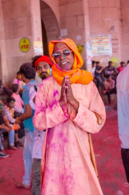 Barsana, Uttar Pradesh, Hindistan - Mart 2022: Barsana şehrinin sokaklarında renkli Holi festivalini kutlayan Hint Hindu insanların portresi.