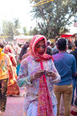 Barsana, Uttar Pradesh, Hindistan - Mart 2022: Barsana şehrinin sokaklarında renkli Holi festivalini kutlayan Hint Hindu insanların portresi.