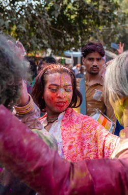 Barsana, Uttar Pradesh, Hindistan - Mart 2022: Barsana şehrinin sokaklarında renkli Holi festivalini kutlayan Hint Hindu insanların portresi.