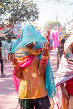 Barsana, Uttar Pradesh, Hindistan - Mart 2022: Barsana şehrinin sokaklarında renkli Holi festivalini kutlayan Hint Hindu insanların portresi.