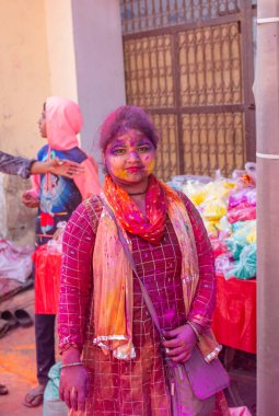 Barsana, Uttar Pradesh, Hindistan - Mart 2022: Barsana şehrinin sokaklarında renkli Holi festivalini kutlayan Hint Hindu insanların portresi.