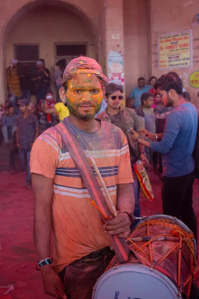 Barsana, Uttar Pradesh, Hindistan - Mart 2022: Barsana şehrinin sokaklarında renkli Holi festivalini kutlayan Hint Hindu insanların portresi.