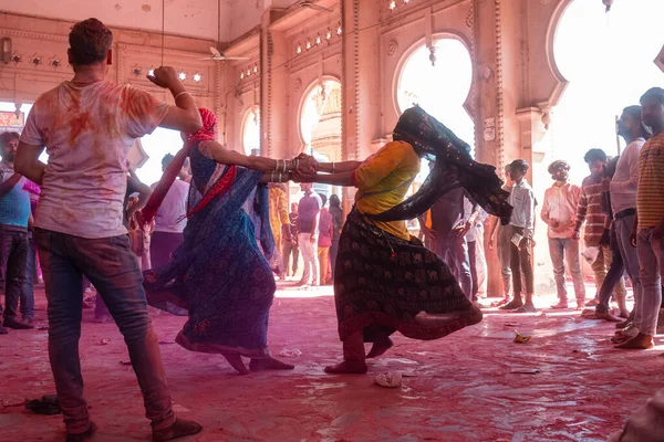 Barsana, Uttar Pradesh, Hindistan - Mart 2022: Barsana şehrinin sokaklarında renkli Holi festivalini kutlayan Hint Hindu insanların portresi.