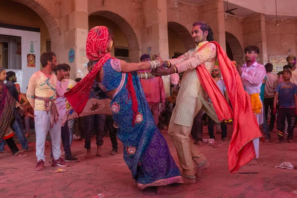 Barsana, Uttar Pradesh, Hindistan - Mart 2022: Barsana şehrinin sokaklarında renkli Holi festivalini kutlayan Hint Hindu insanların portresi.