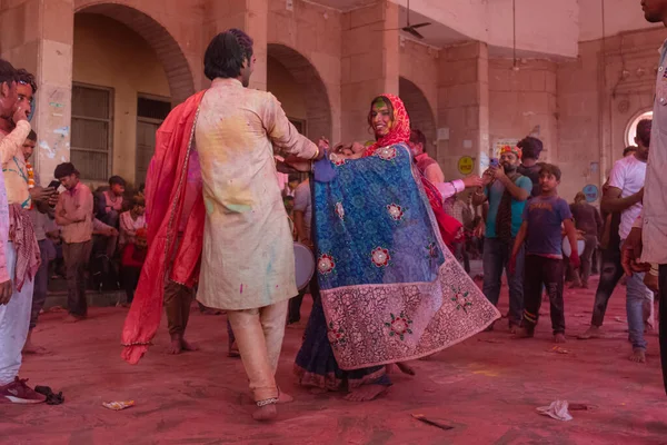 Barsana, Uttar Pradesh, Hindistan - Mart 2022: Barsana şehrinin sokaklarında renkli Holi festivalini kutlayan Hint Hindu insanların portresi.