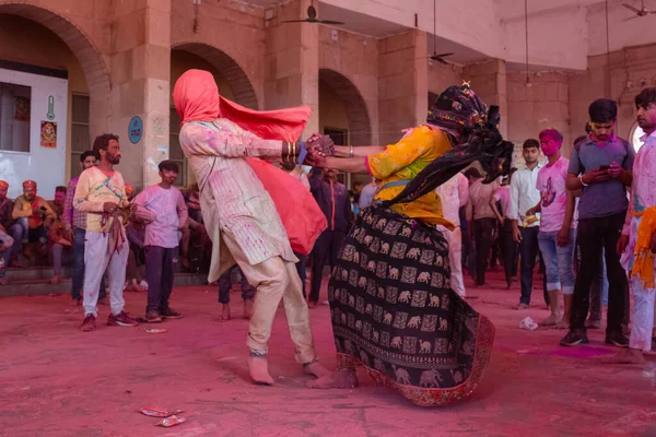 Barsana, Uttar Pradesh, Hindistan - Mart 2022: Barsana şehrinin sokaklarında renkli Holi festivalini kutlayan Hint Hindu insanların portresi.