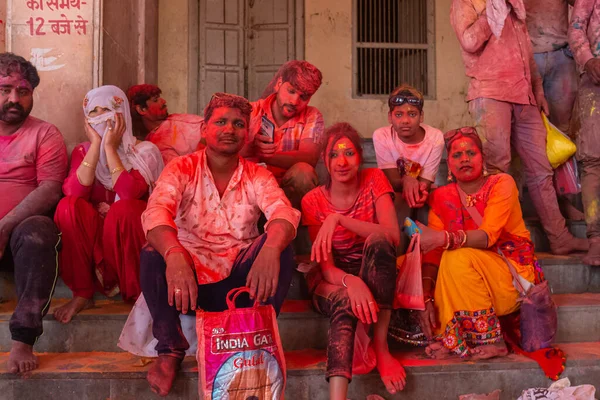 Barsana, Uttar Pradesh, Hindistan - Mart 2022: Barsana şehrinin sokaklarında renkli Holi festivalini kutlayan Hint Hindu insanların portresi.