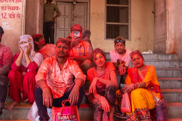 Barsana, Uttar Pradesh, Hindistan - Mart 2022: Barsana şehrinin sokaklarında renkli Holi festivalini kutlayan Hint Hindu insanların portresi.