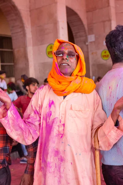 Barsana, Uttar Pradesh, Hindistan - Mart 2022: Barsana şehrinin sokaklarında renkli Holi festivalini kutlayan Hint Hindu insanların portresi.