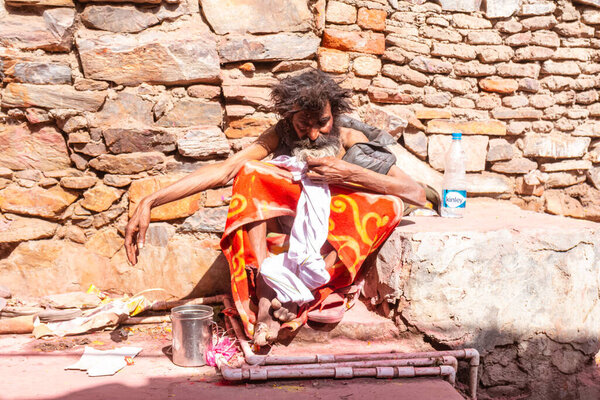 Барсана, Уттар-Прадеш, Индия - март 2022: Портрет индийцев с красочными лицами, празднующих яркий фестиваль холи на улицах города Барсана.