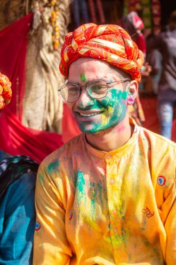 Barsana, Uttar Pradesh, Hindistan - Mart 2022: Barsana şehrinin sokaklarında renkli Holi festivalini kutlayan Hint Hindu insanların portresi.