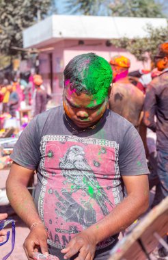 Barsana, Uttar Pradesh, Hindistan - Mart 2022: Barsana şehrinin sokaklarında renkli Holi festivalini kutlayan Hint Hindu insanların portresi.