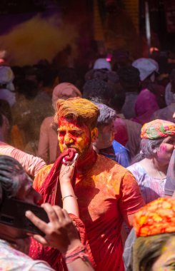 Barsana, Uttar Pradesh, Hindistan - Mart 2022: Barsana şehrinin sokaklarında renkli Holi festivalini kutlayan Hint Hindu insanların portresi.