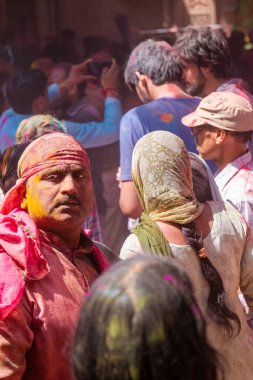Barsana, Uttar Pradesh, Hindistan - Mart 2022: Barsana şehrinin sokaklarında renkli Holi festivalini kutlayan Hint Hindu insanların portresi.