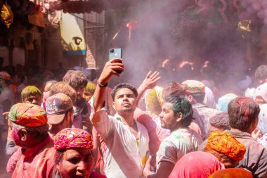 Barsana, Uttar Pradesh, Hindistan - Mart 2022: Barsana şehrinin sokaklarında renkli Holi festivalini kutlayan Hint Hindu insanların portresi.
