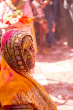 Barsana, Uttar Pradesh, Hindistan - Mart 2022: Barsana şehrinin sokaklarında renkli Holi festivalini kutlayan Hint Hindu insanların portresi.
